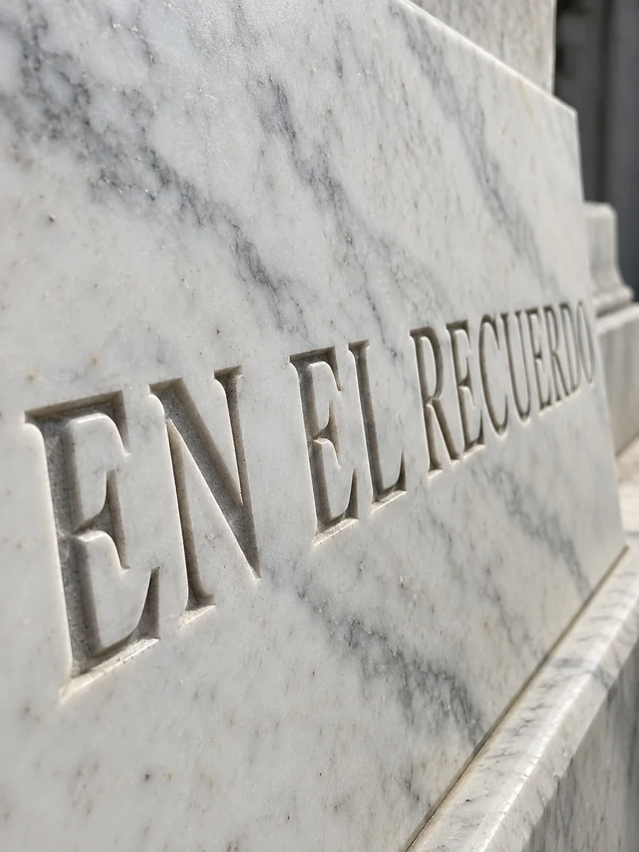 Detalle del grabado de letras en una lápida de mármol